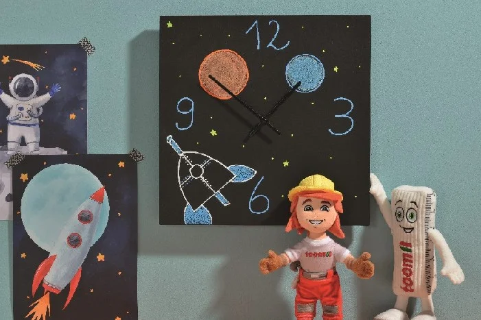 Selbstgemachte Weltraum-Wanduhr